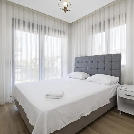 Secluded With Private Pool In Vilă *
